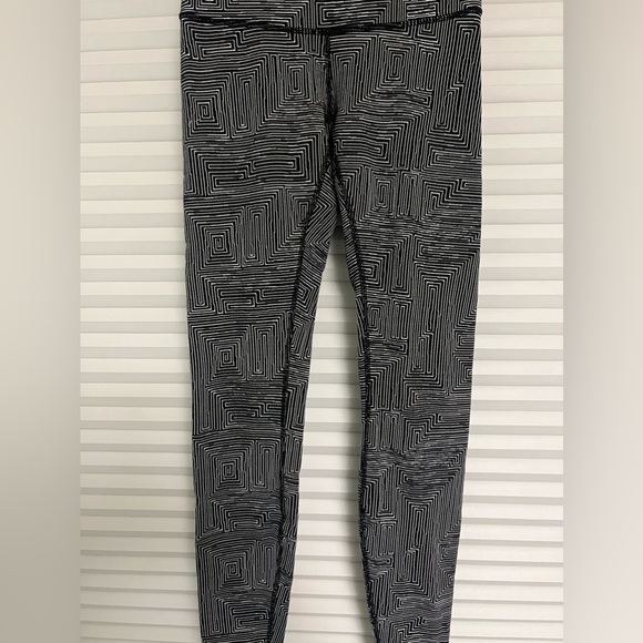 Lululemon black and white geometric pattern wonder under leggings. Size 4 - Picture 3 of 13